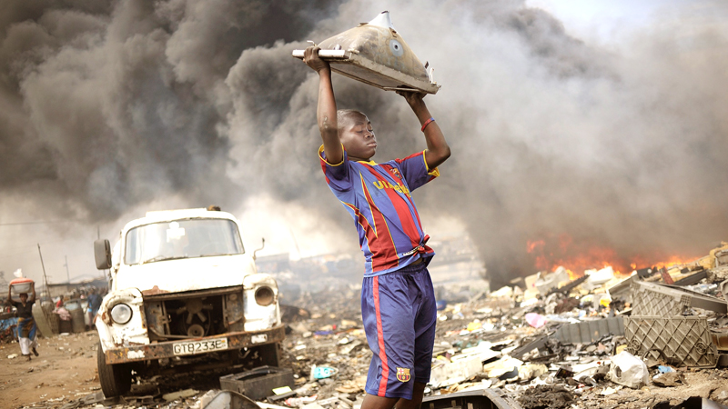 Kinder suchen nach Aluminium, Kupfer oder Eisen auf der Müllhalde von Agbogbloshie/Accra. (Uniceffoto 2011) © dpa