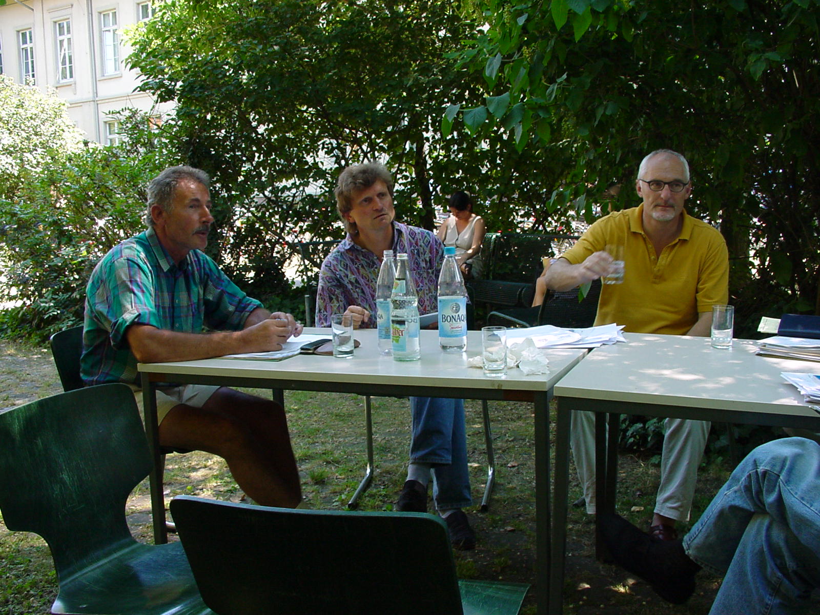 Manfred Amelang, Klaus Fiedler und Karlheinz Sonntag bei einem Professorium im Sommer 2000