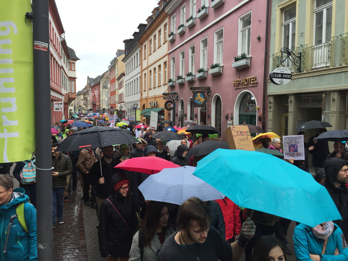 im Regen auf der Hauptstrasse