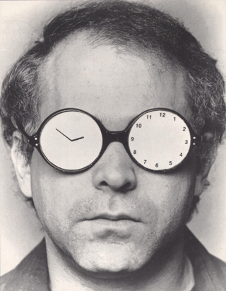 Stuart Sherman, aus der Performance-Serie "Spectacles" 1977-1993, Courtesy of the Estate of Stuart Sherman 